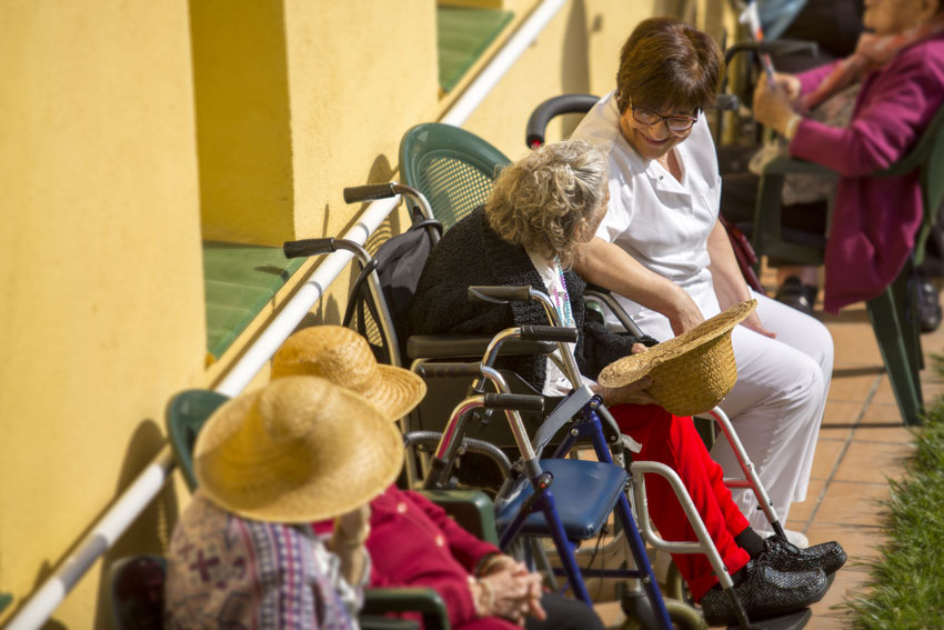 graphedisseny-sesion-fotos-residencia-la-alzina-residentes-patio